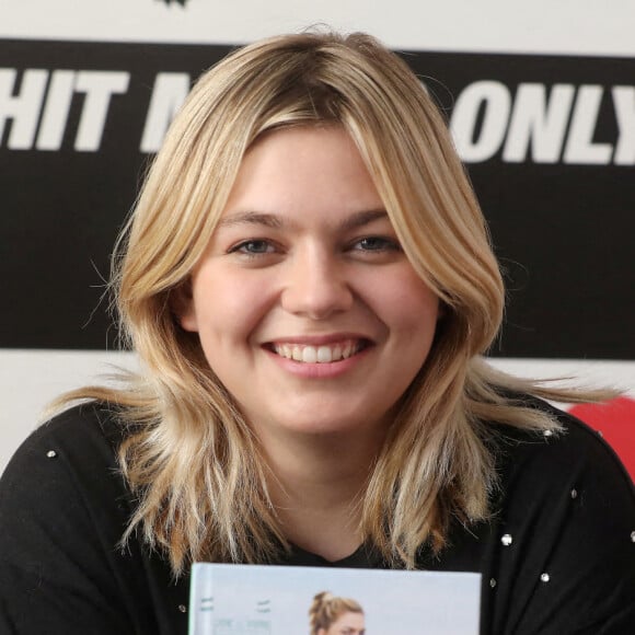 Exclusif - Leila en compagnie de son amie Nelly, a gagné un concours NRJ afin de pouvoir rencontrer chez elle, la chanteuse Anne Peichert, dite Louane - Louane lui a présenté son dernier album " Joie de vivre " , jouer un morceau au piano pour le plus grand bonheur de Leila et Nelly. Nice. Le 21 octobre 2020.