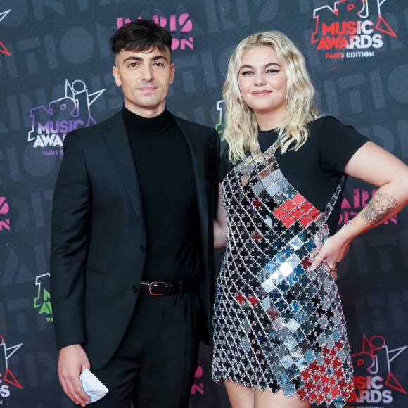 Louane Emera et son compagnon Florian Rossi posent à deux pour la première fois lors des NRJ Music Awards, à Paris.