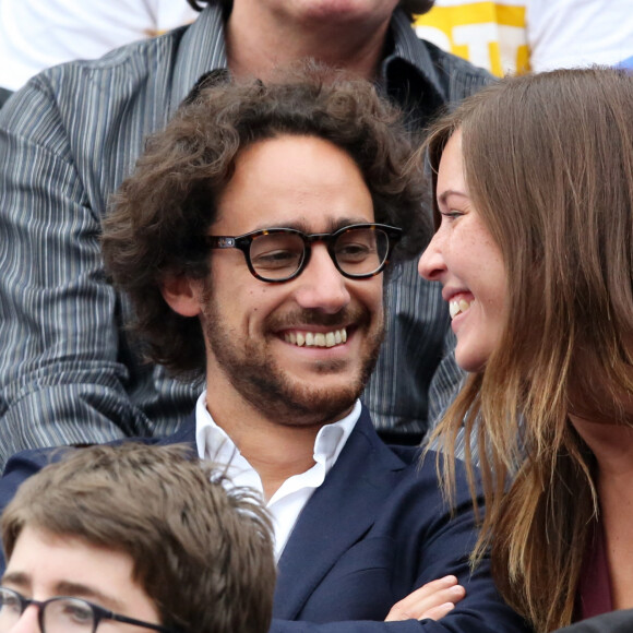 Thomas Hollande et sa compagne Emilie Broussouloux (journaliste France 2) - People dans les tribunes lors du Tournoi de Roland-Garros (les Internationaux de France de tennis) à Paris, le 28 mai 2016. © Dominique Jacovides/Bestimage