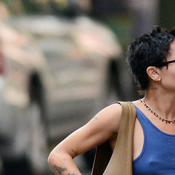 Exclusif - L'actrice américaine de 31 ans, Zoé Kravitz se promène avec une amie à New York, le 6 octobre 2020.