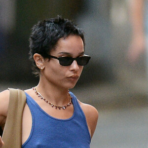 Exclusif - L'actrice américaine de 31 ans, Zoé Kravitz se promène avec une amie à New York, le 6 octobre 2020.