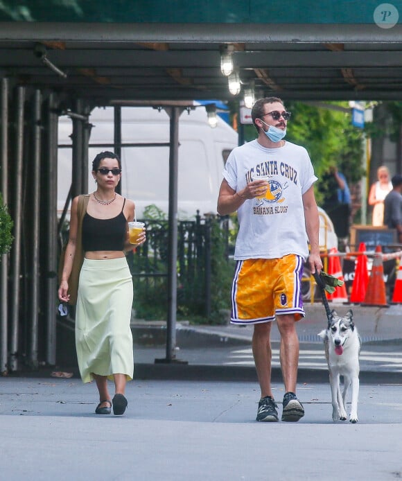 Exclusif - Zoe Kravitz ("Big Little Lies") et son mari, l'acteur Karl Glusman promènent leur chien dans les rues de New York, le 27 août 2020. L'actrice de 31 ans sera à l'affiche en 2021 du film très attendu "The Batman" de M. Reeves.