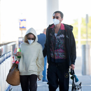 Exclusif - Zoe Kravitz et son mari Karl Glusman au départ de l'aéroport JFK avec leur chien Scout à New York le 31 aout 2020. L'actrice de 31 ans portait un grand sac de paille et un débardeur bleu, un pantalon marron et des bottes The Row. Le couple se rend à Londres où Zoe est attendue sur le tournage du film "The Batman".