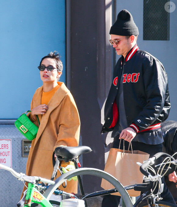 Exclusif - Zoe Kravitz et son mari Karl Glusman sont photographiés promenant leur chien le jour de la Saint-Valentin à New York lue 14 février 2020. L'actrice de 31 ans portait un sac Fendi vert néon.