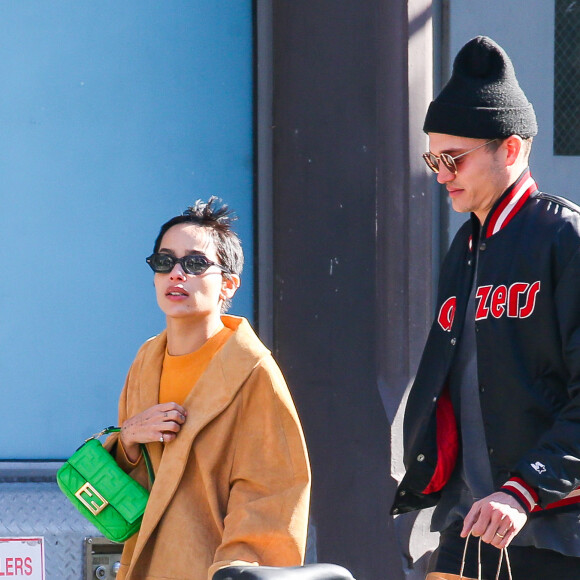 Exclusif - Zoe Kravitz et son mari Karl Glusman sont photographiés promenant leur chien le jour de la Saint-Valentin à New York lue 14 février 2020. L'actrice de 31 ans portait un sac Fendi vert néon.
