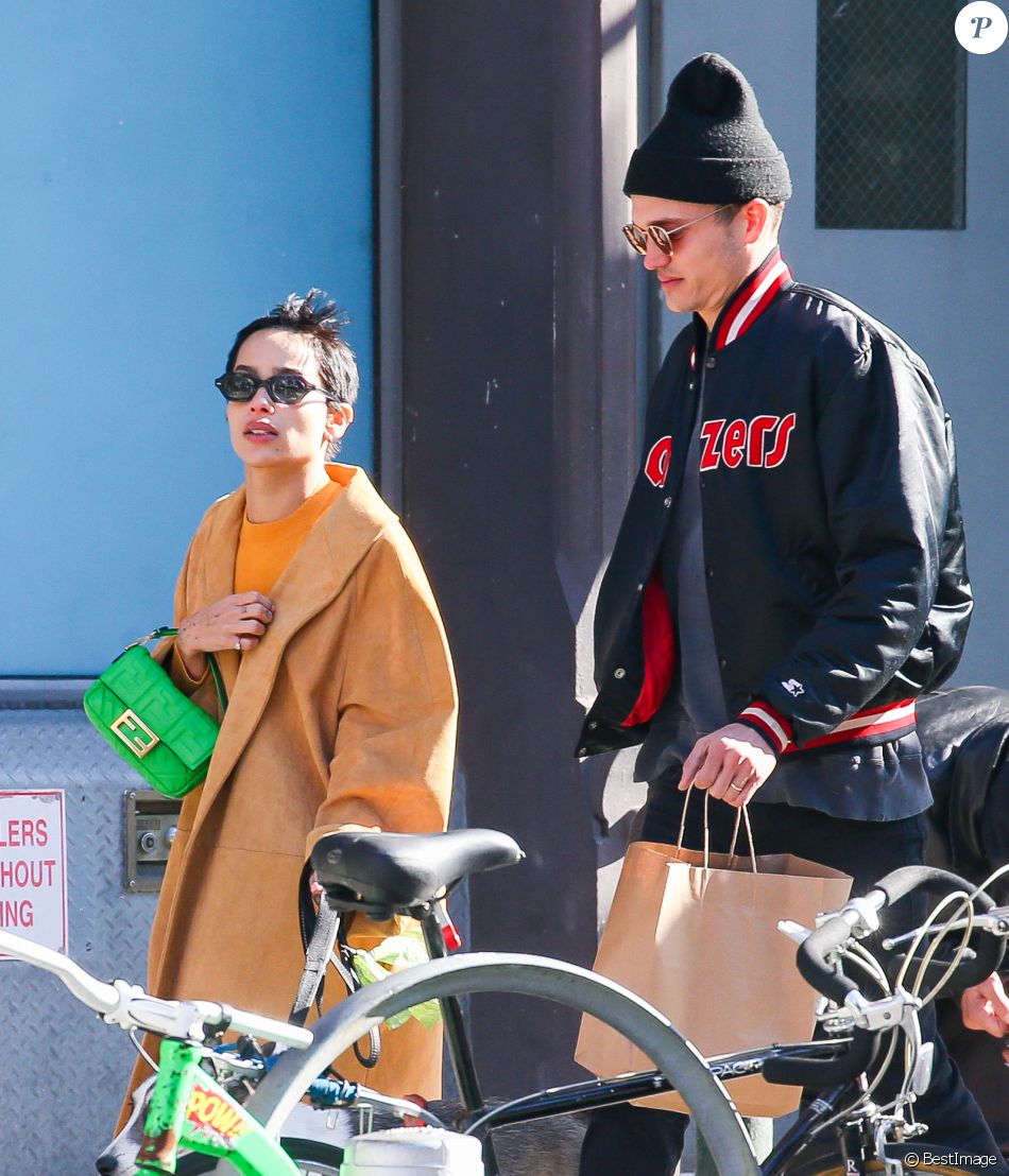Exclusif - Zoe Kravitz et son mari Karl Glusman sont photographiés promenant leur chien le jour de la Saint-Valentin à New York lue 14 février 2020. L&#039;actrice de 31 ans portait un sac Fendi vert néon.