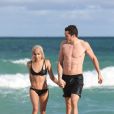 Zoë Kravitz et son compagnon Karl Glusman, très amoureux, sur la plage à Miami, le 23 décembre 2016. © CPA/Bestimage