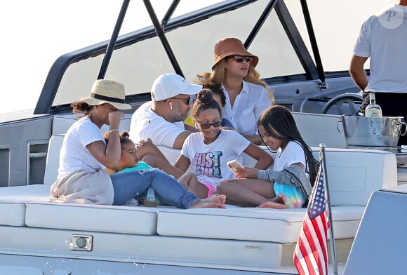 Exclusif - Beyoncé, Jay-Z et leurs trois enfants Blue Ivy, Sir et Rumi, font une sortie en mer sur un luxueux bateau avec Jack Dorsey, le PDG de Twitter, dans les Hamptons.
