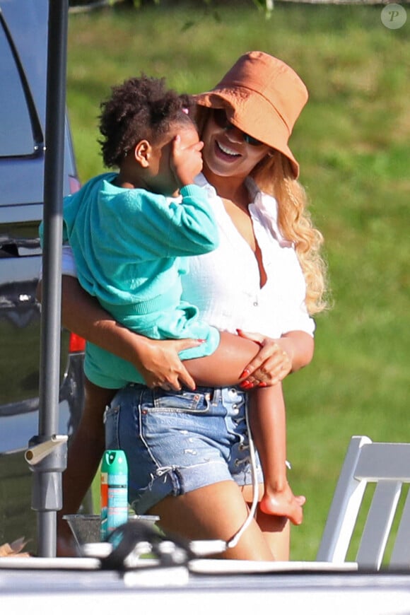 Exclusif - Beyoncé et sa fille Rumi en vacances aux Hamptons, près de New York.