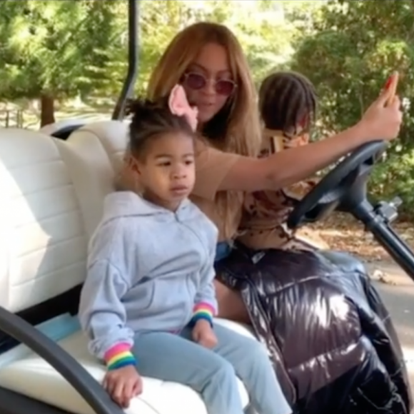 Beyoncé et ses jumeaux, Sir et Rumi. Décembre 2020.