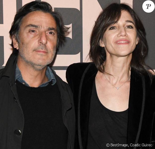 Charlotte Gainsbourg fait un gros câlin à Yvan Attal pour son anniversaire Purepeople