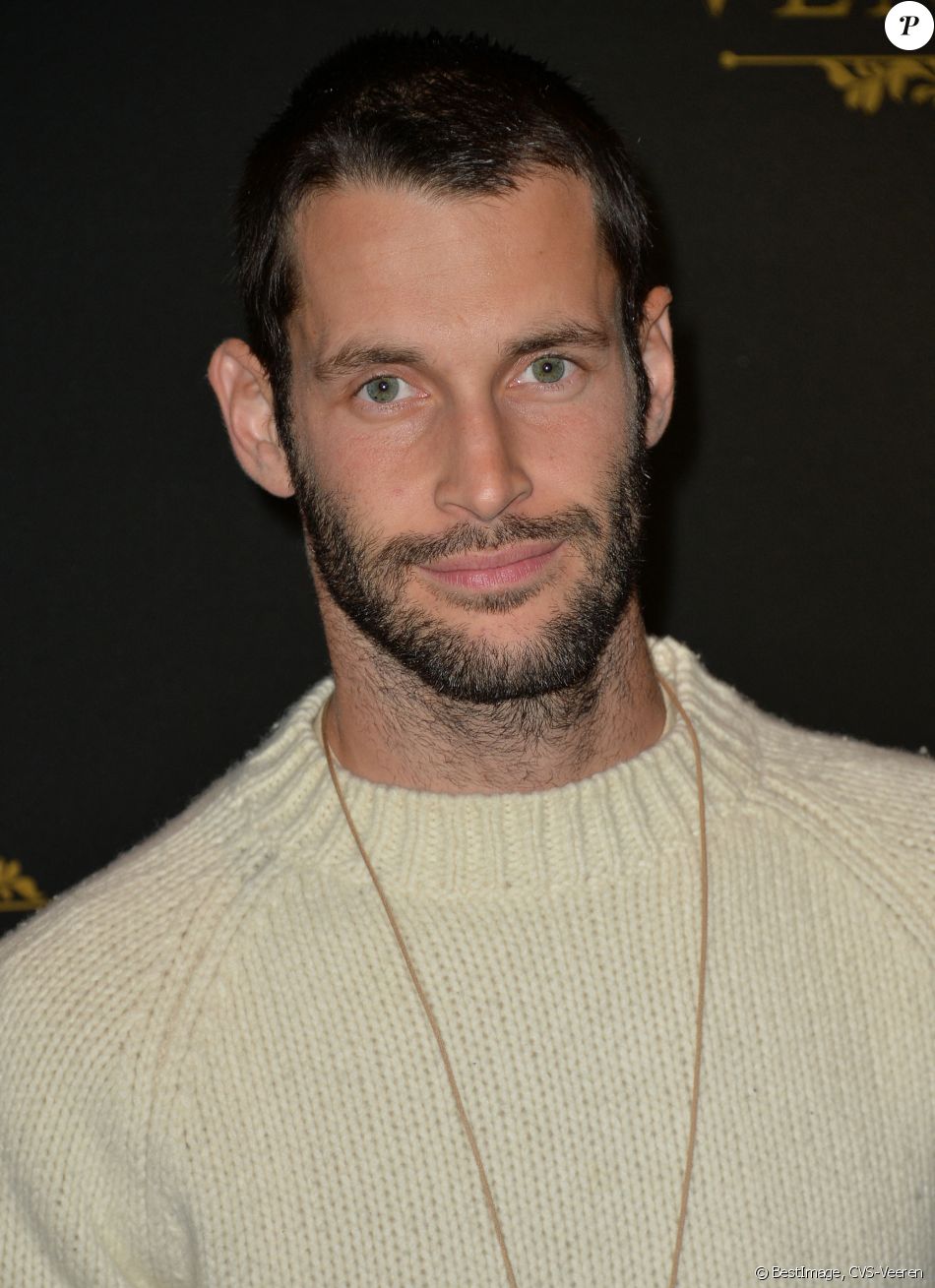 Simon Porte Jacquemus Vogue Paris Présente Linauguration Privée De L