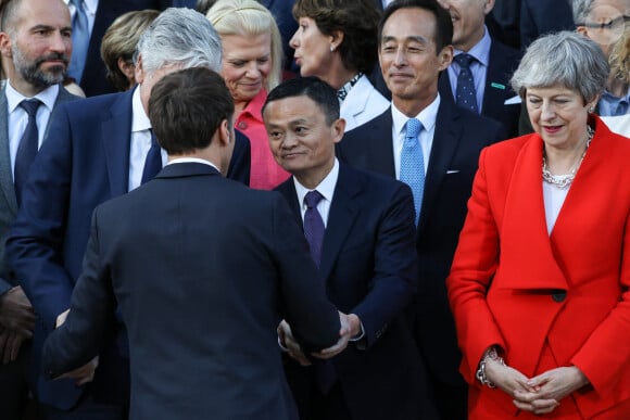 Jack Ma, PDG d'Alibaba, Theresa May, Première ministre du Royaume-Uni et le président de la république, Emmanuel Macron, posent en présence des acteurs du Sommet " Tech For Good " dans les jardins du palais de l'Elysée, Paris, France, le 15 mai 2019. © Stéphane Lemouton / Bestimage