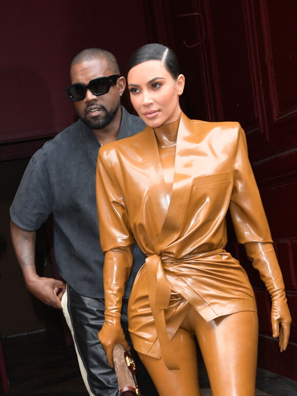 Kanye West et sa femme Kim Kardashian à la sortie du Théâtre des Bouffes du Nord après le "Sunday Service" à Paris, le 1er mars 2020. 