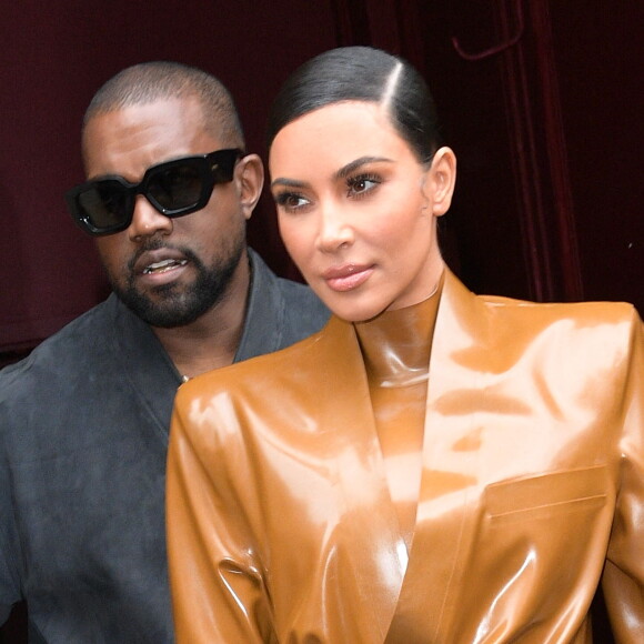 Kanye West et sa femme Kim Kardashian à la sortie du Théâtre des Bouffes du Nord après le "Sunday Service" à Paris, le 1er mars 2020. 