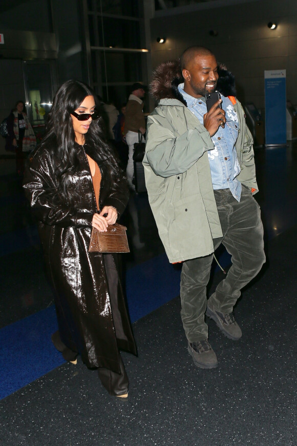 Kim Kardashian et son mari Kanye West arrivent à l'aéroport de New York (JFK), le 5 février 2020. 