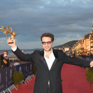 Nicolas Bedos (meilleure réalisation pour La Belle Epoque) - Pressroom (remise des Swann d'Or) lors de la 34e édition du festival de Cabourg, Journées Romantiques le 29 juin 2020. © Coadic Guirec / Bestimage