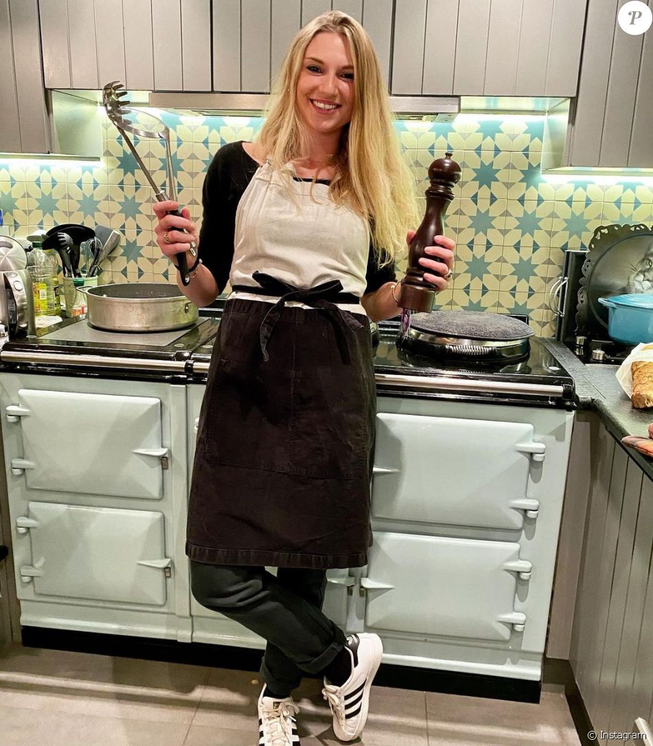 Valentine Sled, la fille de Sophie Davant, souriante pour dévoiler son nouveau projet sur Instagram, le 8 novembre 2020