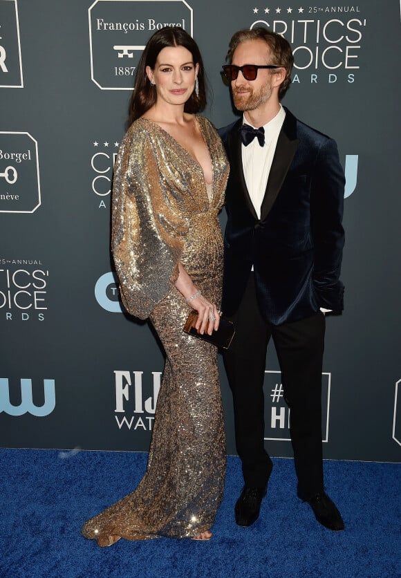 Anne Hathaway et son mari Adam Shulman lors de la 25e édition de la soirée des Critics Choice Awards au Barker Hangar à Santa Monica, Los Angeles, Californie, Etats-Unis, le 12 janvier 2020.