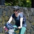 Exclusif - Anne Hathaway et son mari Adam Shulman vont à la plage en vélo en banlieue dans le Connecticut, le 3 mai 2020.