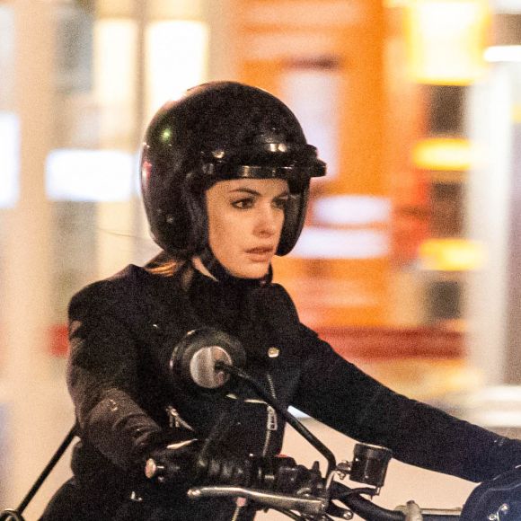 Anne Hathaway et Chiwetel Ejiofor sur le tournage du film "Lockdown" à Londres, le 20 octobre 2020.