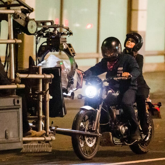 Anne Hathaway et Chiwetel Ejiofor sur le tournage du film "Lockdown" à Londres, le 20 octobre 2020.