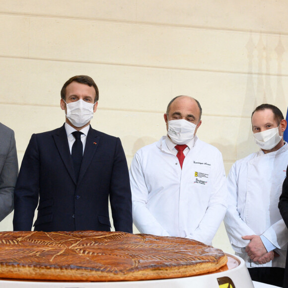 Alain Griset, Emmanuel Macron, Dominique Anract, Brigitte Macron, Jean-Michel Blanquer lors de la remise de la galette de l'Epiphanie (galette des rois) au Palais de l¹Elysée à Paris. Le 13 janvier 2021 © Jacques Witt / pool / Bestimage