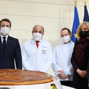 Alain Griset, Emmanuel Macron, Dominique Anract, guest, Brigitte Macron, Jean-Michel Blanquer lors de la remise de la galette de l'Epiphanie (galette des rois) au Palais de l¹Elysée à Paris. © Jacques Witt / pool / Bestimage