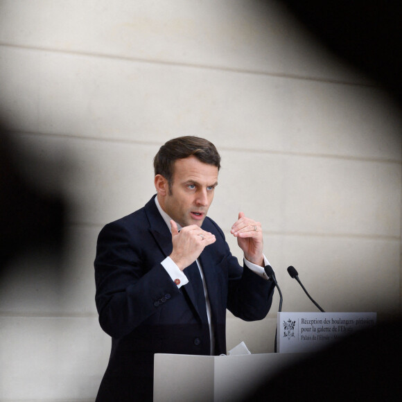 Emmanuel Macron lors de la remise de la galette de l'Epiphanie (galette des rois) au Palais de l¹Elysée à Paris. Le 13 janvier 2021 © Jacques Witt / pool / Bestimage