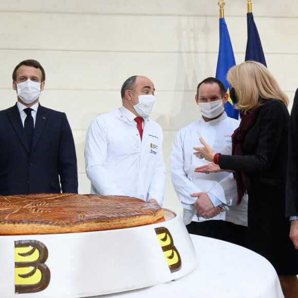Taieb Sahal, Elisabeth Borne, Alain Griset, Emmanuel Macron, Dominique Anract, guest, Brigitte Macron, Jean-Michel Blanquer lors de la remise de la galette de l'Epiphanie (galette des rois) au Palais de l¹Elysée à Paris. Le 13 janvier 2021 © Jacques Witt / pool / Bestimage