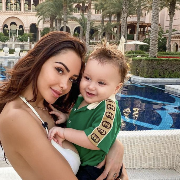 Nabilla est l'heureuse épouse de Thomas Vergara, avec qui elle a un petit garçon prénommé Milann.