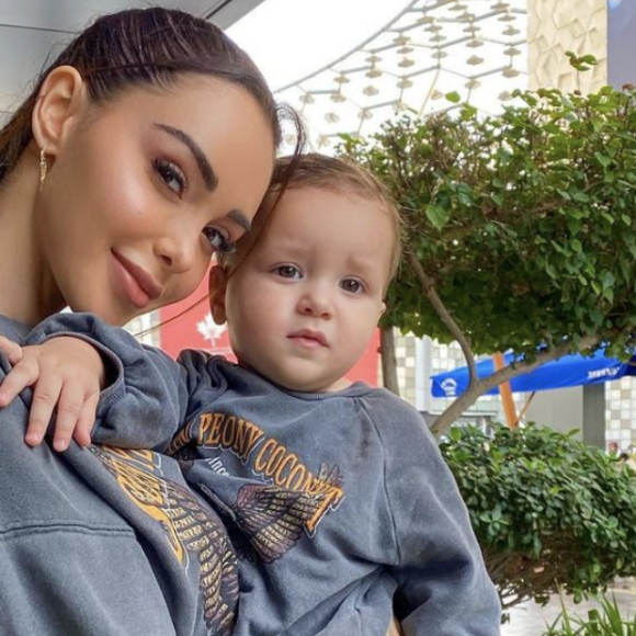 Nabilla est l'heureuse épouse de Thomas Vergara, avec qui elle a un petit garçon prénommé Milann.