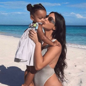 Kim Kardashian et sa fille Chicago (3 ans), janvier 2021.