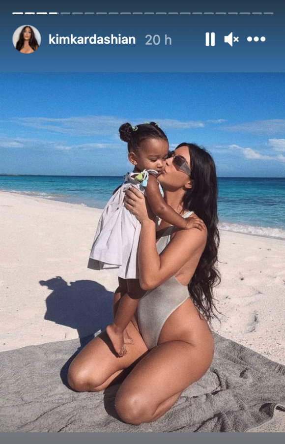 Kim Kardashian et sa fille Chicago (3 ans), janvier 2021.