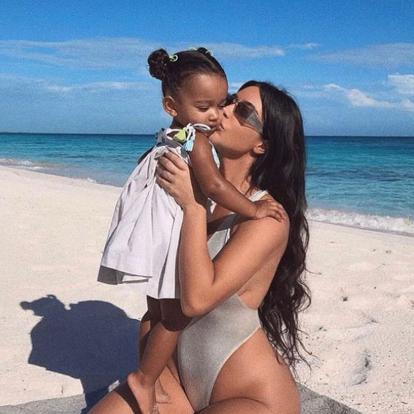 Kim Kardashian et sa fille Chicago (3 ans), janvier 2021.