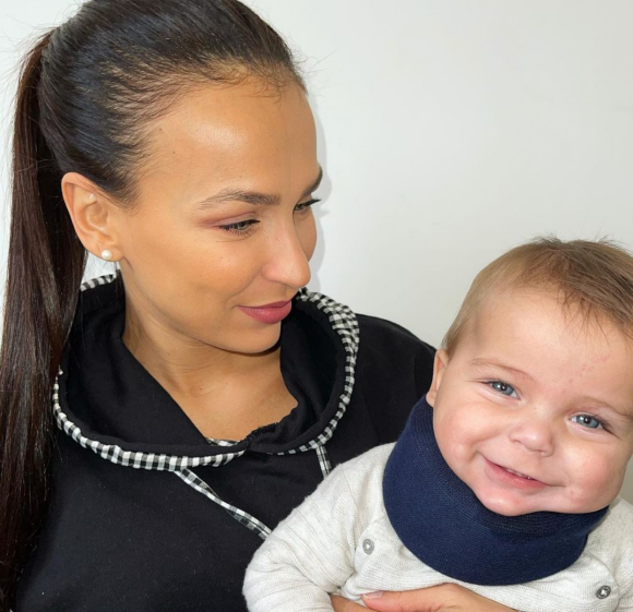 Julie Ricci annonce que son fils Giovann (6 mois) est obligé de porter une minerve pour redresser sa tête - Instagram, janvier 2021.