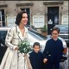 Archives - Carole Bouquet avec ses fils Dimitri et Louis le jour de son mariage avec Jacques Leibowitch en 1991.
