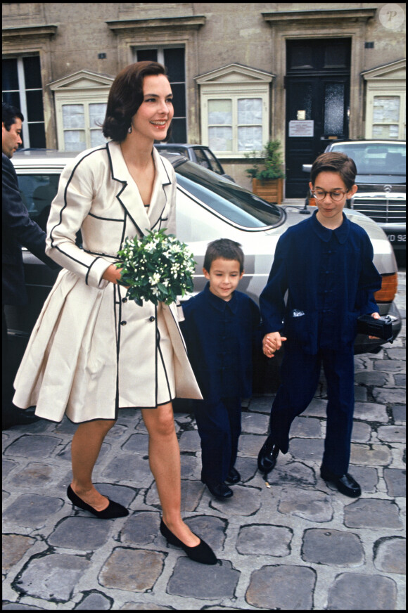 Archives - Carole Bouquet avec ses fils Dimitri et Louis le jour de son mariage avec Jacques Leibowitch en 1991.