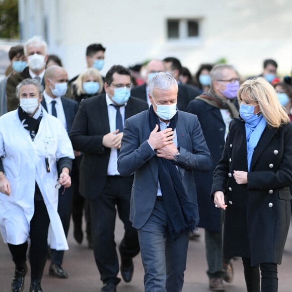 La Première Dame française Brigitte Macron avec l'entraîneur français Didier Deschamps - Visite de l'hôpital pédiatrique de Bullion lors du lancement de la 32ème édition de l'opération de collecte de fonds "Pieces Jaunes", visant à améliorer la vie des enfants hospitalisés à Bullion, France le 18 janvier , 2021. © Eliot Blondet / Pool / Bestimage 