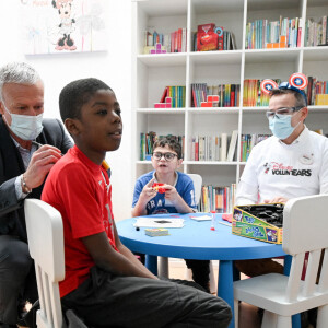 La Première Dame française Brigitte Macron avec l'entraîneur français Didier Deschamps - Visite de l'hôpital pédiatrique de Bullion lors du lancement de la 32ème édition de l'opération de collecte de fonds "Pieces Jaunes", visant à améliorer la vie des enfants hospitalisés à Bullion, France le 18 janvier , 2021. © Eliot Blondet / Pool / Bestimage 