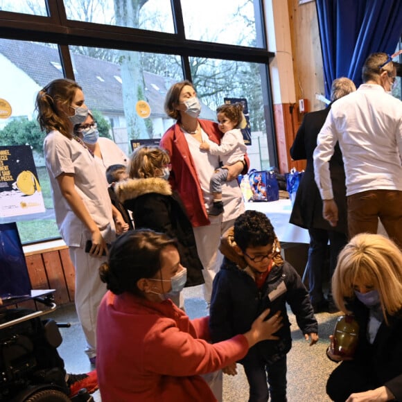 La Première Dame française Brigitte Macron avec l'entraîneur français Didier Deschamps - Visite de l'hôpital pédiatrique de Bullion lors du lancement de la 32ème édition de l'opération de collecte de fonds "Pieces Jaunes", visant à améliorer la vie des enfants hospitalisés à Bullion, France le 18 janvier , 2021. © Eliot Blondet / Pool / Bestimage 