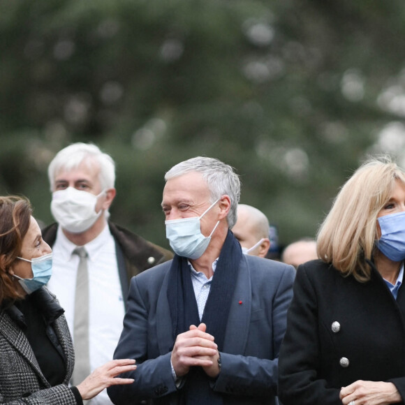 La Première Dame française Brigitte Macron avec l'entraîneur français Didier Deschamps - Visite de l'hôpital pédiatrique de Bullion lors du lancement de la 32ème édition de l'opération de collecte de fonds "Pieces Jaunes", visant à améliorer la vie des enfants hospitalisés à Bullion, France le 18 janvier , 2021. © Eliot Blondet / Pool / Bestimage 