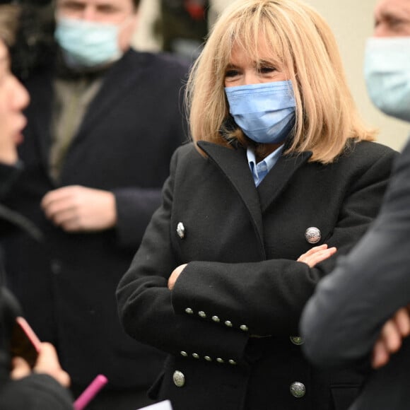 La Première Dame française Brigitte Macron avec l'entraîneur français Didier Deschamps - Visite de l'hôpital pédiatrique de Bullion lors du lancement de la 32ème édition de l'opération de collecte de fonds "Pieces Jaunes", visant à améliorer la vie des enfants hospitalisés à Bullion, France le 18 janvier , 2021. © Eliot Blondet / Pool / Bestimage 