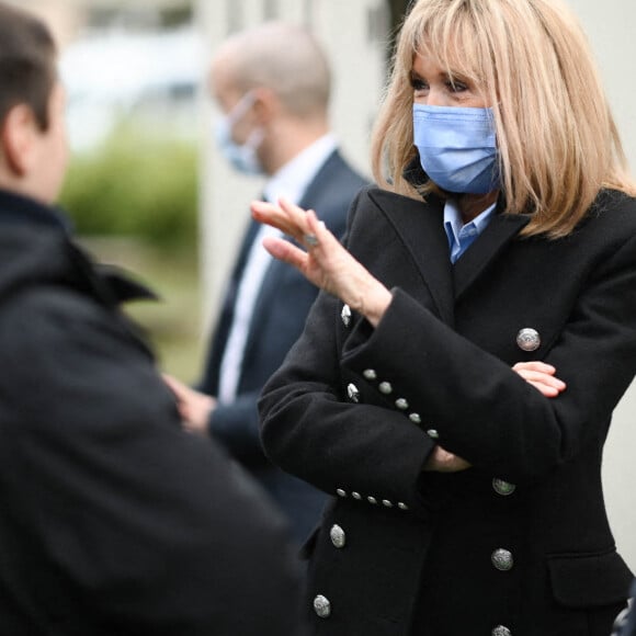 La Première Dame française Brigitte Macron avec l'entraîneur français Didier Deschamps - Visite de l'hôpital pédiatrique de Bullion lors du lancement de la 32ème édition de l'opération de collecte de fonds "Pieces Jaunes", visant à améliorer la vie des enfants hospitalisés à Bullion, France le 18 janvier , 2021. © Eliot Blondet / Pool / Bestimage 