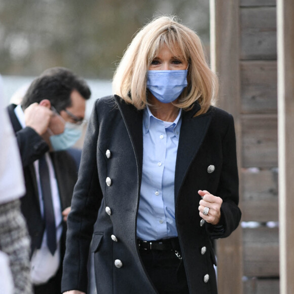 La Première Dame française Brigitte Macron avec l'entraîneur français Didier Deschamps - Visite de l'hôpital pédiatrique de Bullion lors du lancement de la 32ème édition de l'opération de collecte de fonds "Pieces Jaunes", visant à améliorer la vie des enfants hospitalisés à Bullion, France le 18 janvier , 2021. © Eliot Blondet / Pool / Bestimage 