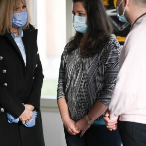 La Première Dame française Brigitte Macron avec l'entraîneur français Didier Deschamps - Visite de l'hôpital pédiatrique de Bullion lors du lancement de la 32ème édition de l'opération de collecte de fonds "Pieces Jaunes", visant à améliorer la vie des enfants hospitalisés à Bullion, France le 18 janvier , 2021. © Eliot Blondet / Pool / Bestimage 