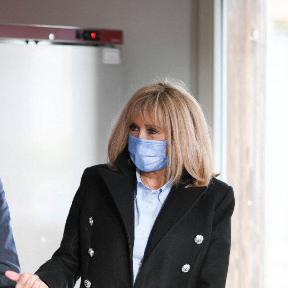 La Première Dame française Brigitte Macron avec l'entraîneur français Didier Deschamps - Visite de l'hôpital pédiatrique de Bullion lors du lancement de la 32ème édition de l'opération de collecte de fonds "Pieces Jaunes", visant à améliorer la vie des enfants hospitalisés à Bullion, France le 18 janvier , 2021. © Eliot Blondet / Pool / Bestimage 