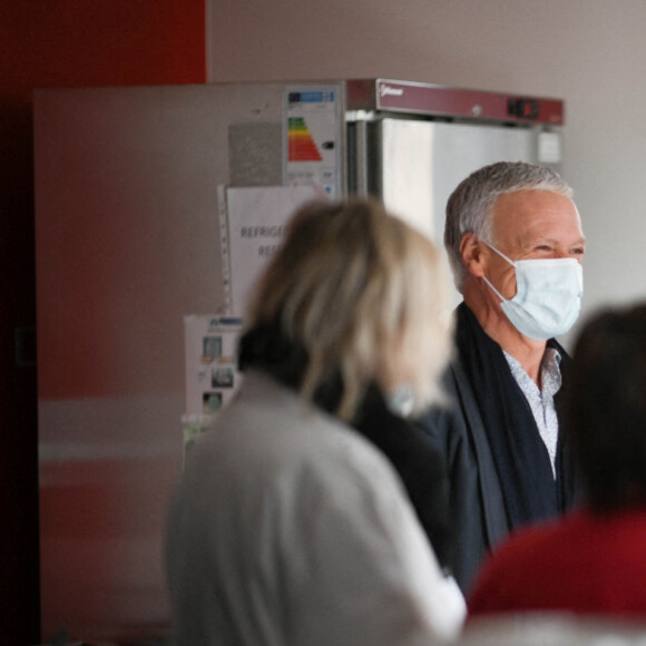 La Première Dame française Brigitte Macron avec l'entraîneur français Didier Deschamps - Visite de l'hôpital pédiatrique de Bullion lors du lancement de la 32ème édition de l'opération de collecte de fonds "Pieces Jaunes", visant à améliorer la vie des enfants hospitalisés à Bullion, France le 18 janvier , 2021. © Eliot Blondet / Pool / Bestimage 