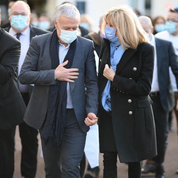 La Première Dame française Brigitte Macron avec l'entraîneur français Didier Deschamps - Visite de l'hôpital pédiatrique de Bullion lors du lancement de la 32ème édition de l'opération de collecte de fonds "Pieces Jaunes", visant à améliorer la vie des enfants hospitalisés à Bullion, France le 18 janvier , 2021. © Eliot Blondet / Pool / Bestimage 