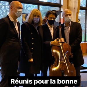 La Première Dame française Brigitte Macron avec l'entraîneur français Didier Deschamps - Visite de l'hôpital pédiatrique de Bullion lors du lancement de la 32ème édition de l'opération de collecte de fonds "Pieces Jaunes", visant à améliorer la vie des enfants hospitalisés à Bullion. Gautier Capuçon a offert un concert aux enfants.